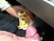 Snap nude Elle fait jouir son mec sur ses frites et les mange !!